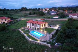 an aerial view of a house with a swimming pool at Bufones de Pria Apartamentos Rurales in Garaña