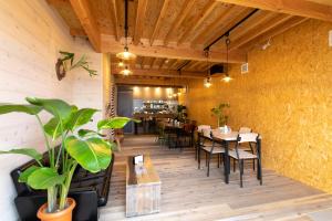 Restaurace v ubytování 人気急上昇用宗海岸オーシャンビューゲストハウスRomey BBQ 海水浴 + 37 fotografií