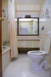 łazienka z toaletą, umywalką i wanną w obiekcie Mystic Homes Hotel w Katmandu