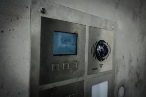een metalen deur met een klok erop bij Prime Park Apartment Aschaffenburg in Aschaffenburg