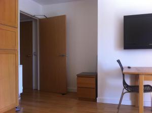 Uma TV ou centro de entretenimento em Culver House Hotel