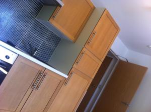 - une cuisine avec des placards en bois et un évier dans l'établissement Culver House Hotel, à Port Eynon