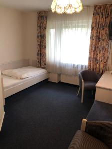 a small room with a bed and a window at Blaue Grotte & Frankenhotel in Debring