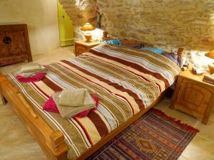 1 cama grande en una habitación con 2 mesas en La calade de Joux, en Chassiers
