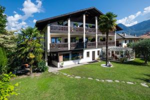 Casa grande con balcón y patio en Pension Weingarten, en Lana