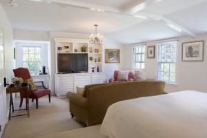 a living room with a couch and a television at Kedron Valley Inn in Woodstock