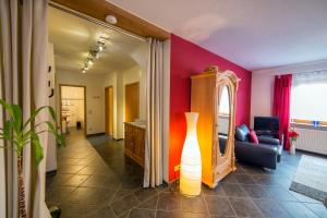 ein Wohnzimmer mit rosa Wänden und einem Spiegel in der Unterkunft Ferienwohnung Maria Laach in Glees