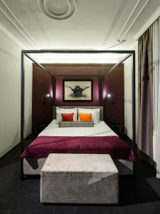 Ein Bett oder Betten in einem Zimmer der Unterkunft ArtLoft Garni Hotel
