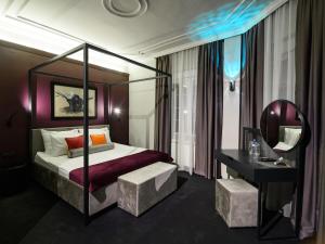 ein Hotelzimmer mit einem Bett und einem Spiegel in der Unterkunft ArtLoft Garni Hotel in Niš
