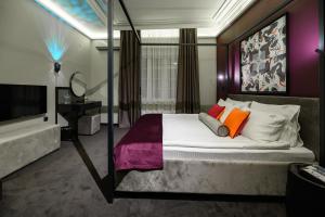 Ein Bett oder Betten in einem Zimmer der Unterkunft ArtLoft Garni Hotel