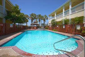 The swimming pool at or close to Plantation Suites and Conference Center