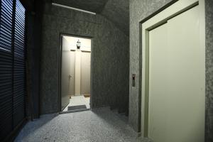 korytarz z drzwiami prowadzącymi do pokoju w obiekcie Brick House II w mieście Tbilisi City