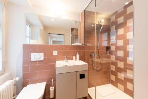 Uma casa de banho em Hotel an der Aare Swiss Quality