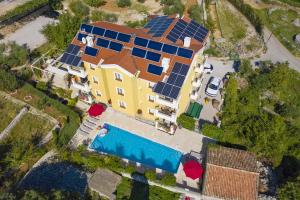 Bazén v ubytovaní Apartments Salatić alebo v jeho blízkosti