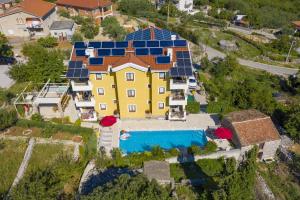 Bazén v ubytovaní Apartments Salatić alebo v jeho blízkosti