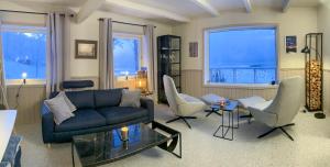 Ruang duduk di The Red Fjordhouse +27 gambar