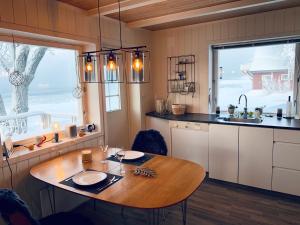 Kuchyň nebo kuchyňský kout v ubytování The Red Fjordhouse