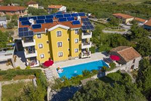 Bazén v ubytovaní Apartments Salatić alebo v jeho blízkosti