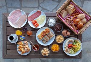 Aeolos Hotel tesisinde konuklar için mevcut kahvaltı seçenekleri