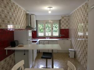 Η κουζίνα ή μικρή κουζίνα στο Casa con Jardín con 2 alojamientos, con jardines no compartidos y aparcamiento privado +132 φωτογραφίες