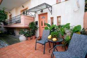 a patio with a table and chairs and a balcony at Soffitta Luminosa in Preveza