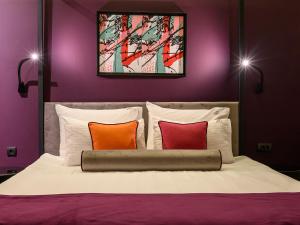 Ein Bett oder Betten in einem Zimmer der Unterkunft ArtLoft Garni Hotel