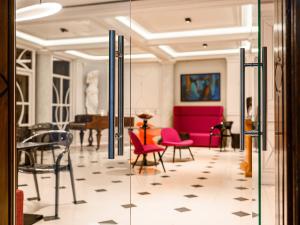 Ein Sitzbereich in der Unterkunft ArtLoft Garni Hotel