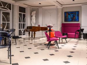 Ein Sitzbereich in der Unterkunft ArtLoft Garni Hotel