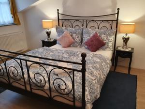 Posteľ alebo postele v izbe v ubytovaní Karmelita Boutique Apartman