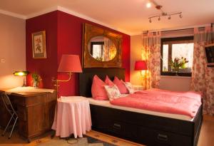 A bed or beds in a room at Charming Apartment with Mountain View