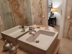 A bathroom at Karmelita Boutique Apartman