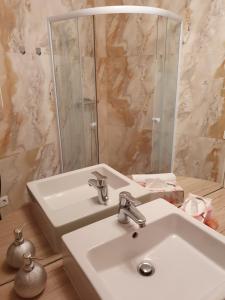 A bathroom at Karmelita Boutique Apartman