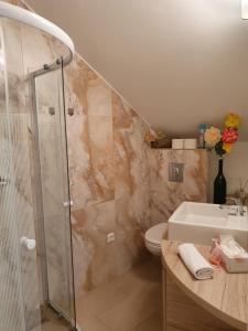 Kúpeľňa v ubytovaní Karmelita Boutique Apartman + 35 fotografií