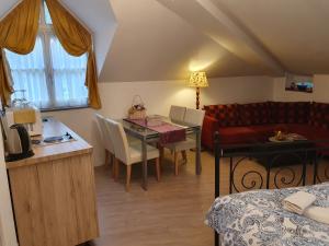 Posedenie v ubytovaní Karmelita Boutique Apartman