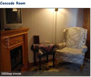 Breyhouse B&B في مدينة لينكولن: غرفة معيشة مع كرسي وتلفزيون