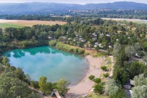 an aerial view of a lake with a beach at Mobile home tout confort Alexandre in La Roque-dʼAnthéron