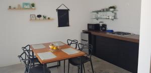 cocina con mesa con sillas y barra en Casa kabia en Río Verde