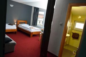 um quarto de hotel com duas camas e uma janela em A 7 - Avenue 7 Penzion em Presov