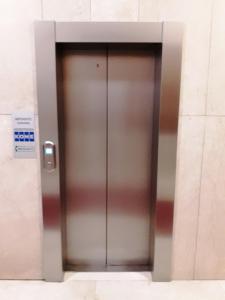 una puerta de ascensor en un edificio en Old Center Station, en Bolonia