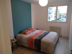 a bedroom with a bed and a window at Nouveau! Appartement 80m2 tout neuf avec 3 belles chambres in Tours