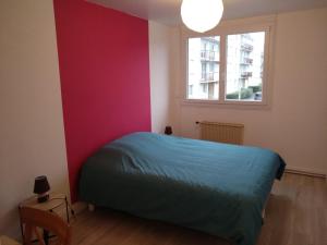 Un dormitorio con una cama azul y una ventana en Nouveau! Appartement 80m2 tout neuf avec 3 belles chambres, en Tours