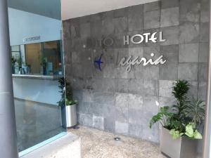 uma placa de hotel na lateral de um edifício em AUTO HOTEL LEGARIA em Cidade do México