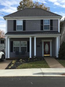 LebanonDowntown abode in the heart of the Bourbon Trail的黑白房子,前门