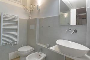 A bathroom at New loft in the heart of Bologna 3 Még 10 kép