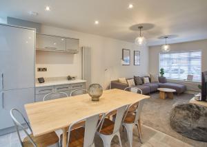 cocina y sala de estar con mesa y sofá en Host & Stay - Hoggarths Retreat, en Whitby