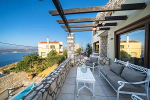 Balkón alebo terasa v ubytovaní Villa Majestic Crete heated pool and sauna
