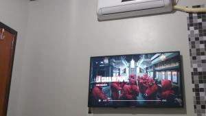 a flat screen tv hanging on a wall at Hospedom Mazzoca 02 , WC compartilhado in Itapema
