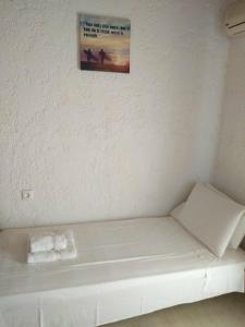 um sofá branco num quarto com uma fotografia na parede em Villas Irene 5 Family Apartments em Kokkíni Khánion