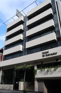 une vue extérieure d'un bâtiment hospitalier dans l'établissement Hotel El Salvador, à Mexico