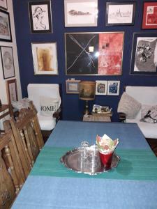 una mesa azul con un plato encima en Art Home, en Prijedor